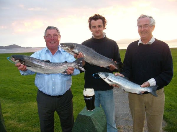 James et Michael McSweeny avec leurs 3 saumons (a gauche,ghillie Michael O'Sullivan)