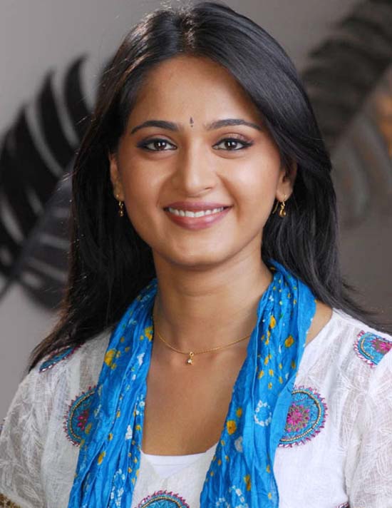 [Anushka+smile.jpg]