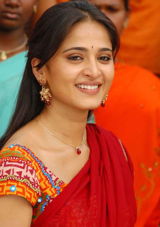 [Anushka+in+saree.jpg]