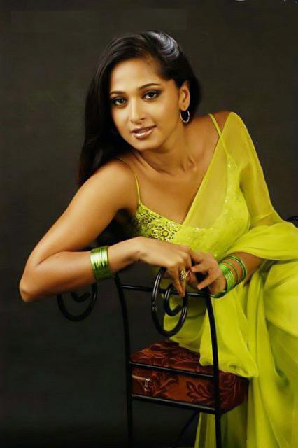 [Anushka+in+saree+and+shows+her+breast.jpg]