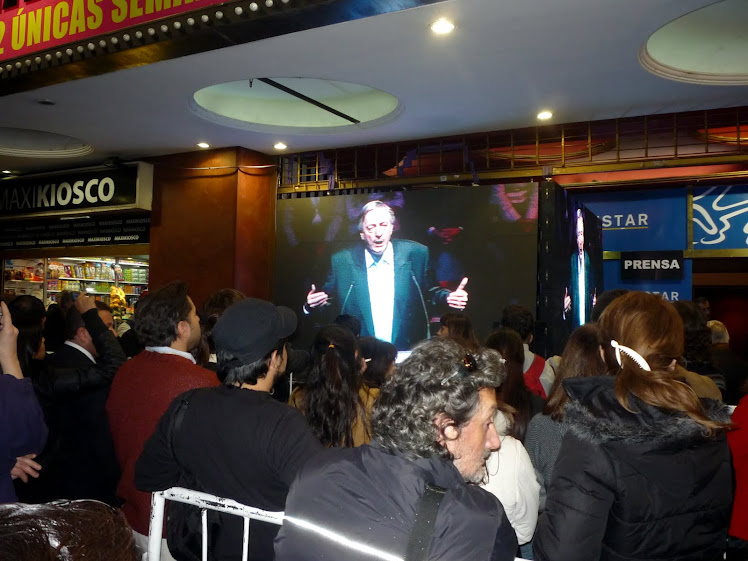 Plena calle Corrientes. Allí también lo acompañamos