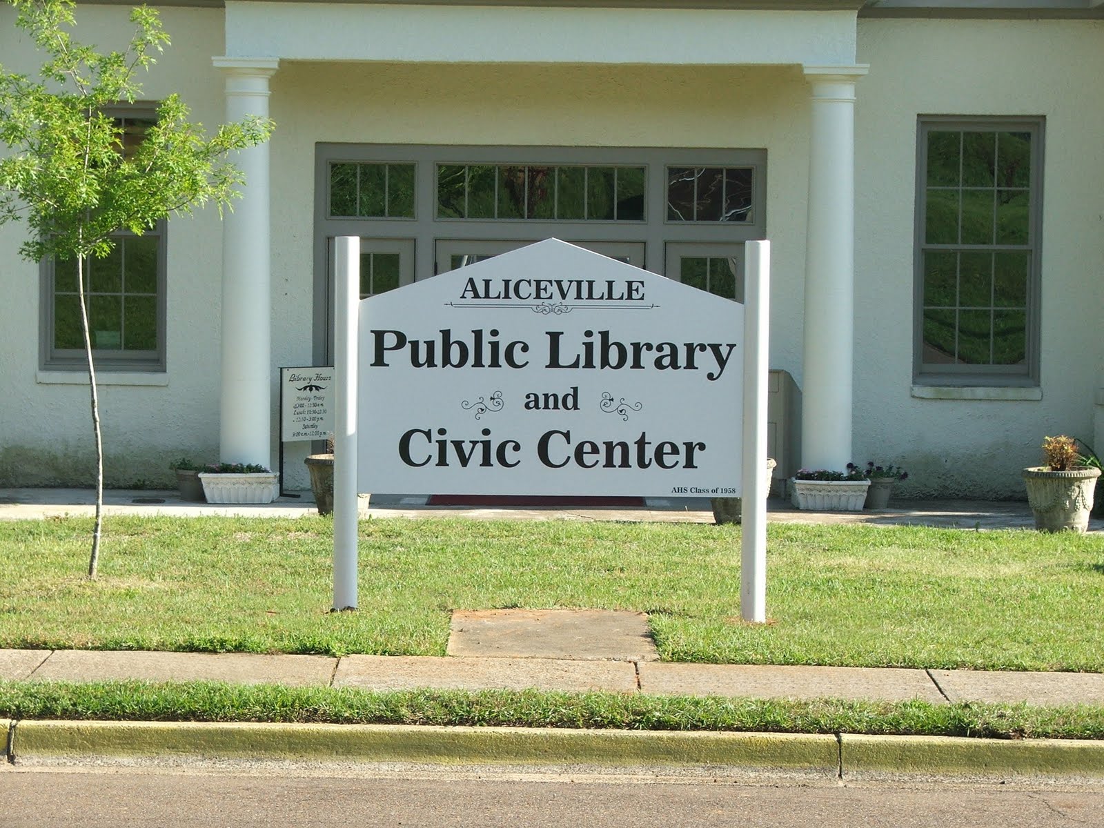 Sun Signs New Sign for Aliceville Library