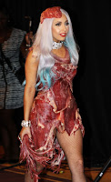 A cantora Lady Gaga usou um vestido de carne crua durante a premiação