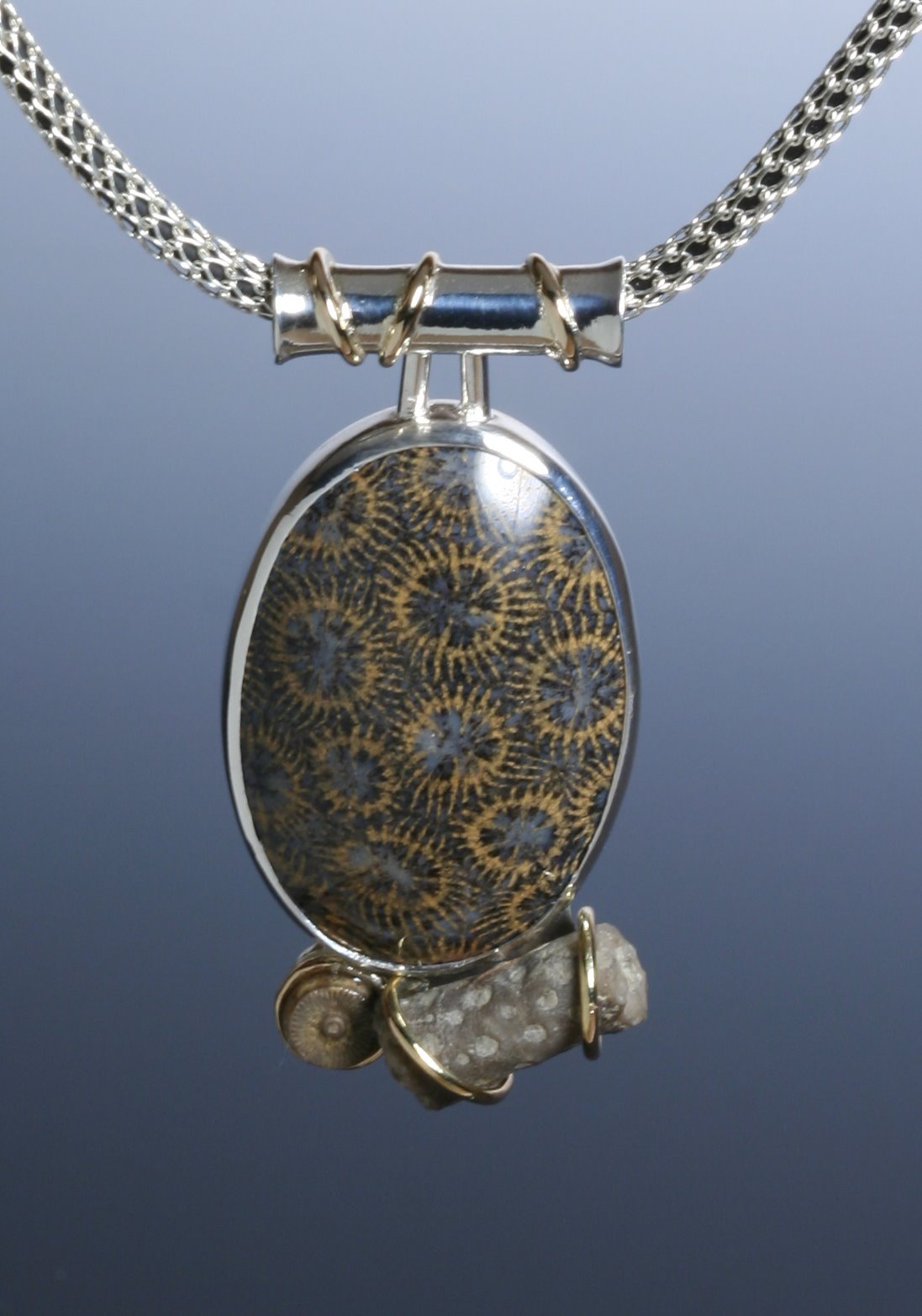 [coral+pendant.jpg]
