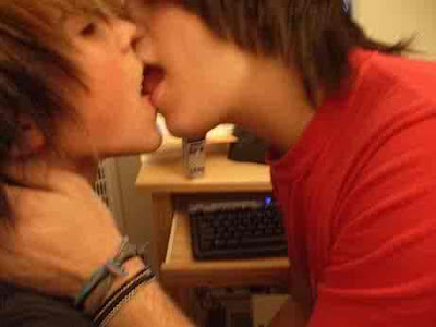 emo boys kissing emo boys. Emo Boys Kissing