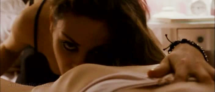 Natalie Portman Kissing Mila Kunis Video. Mila Kunis Black Swan Pictures