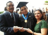 Foto recordatoria de la emoción de un  graduando y de sus padres.jpg__Www.matutinosespirituales.blogspot.com