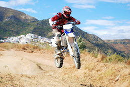 MI HIJO CON SU YAMAHA, PROBANDOLA EN EL CIRCUITO DE OJEN. T. F.