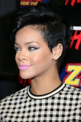 [Rihannas+trademark+hairstyles+for+2009.JPG]