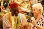 Islandske Johanna får ei lykkenøtt av ein delegat frå Mali