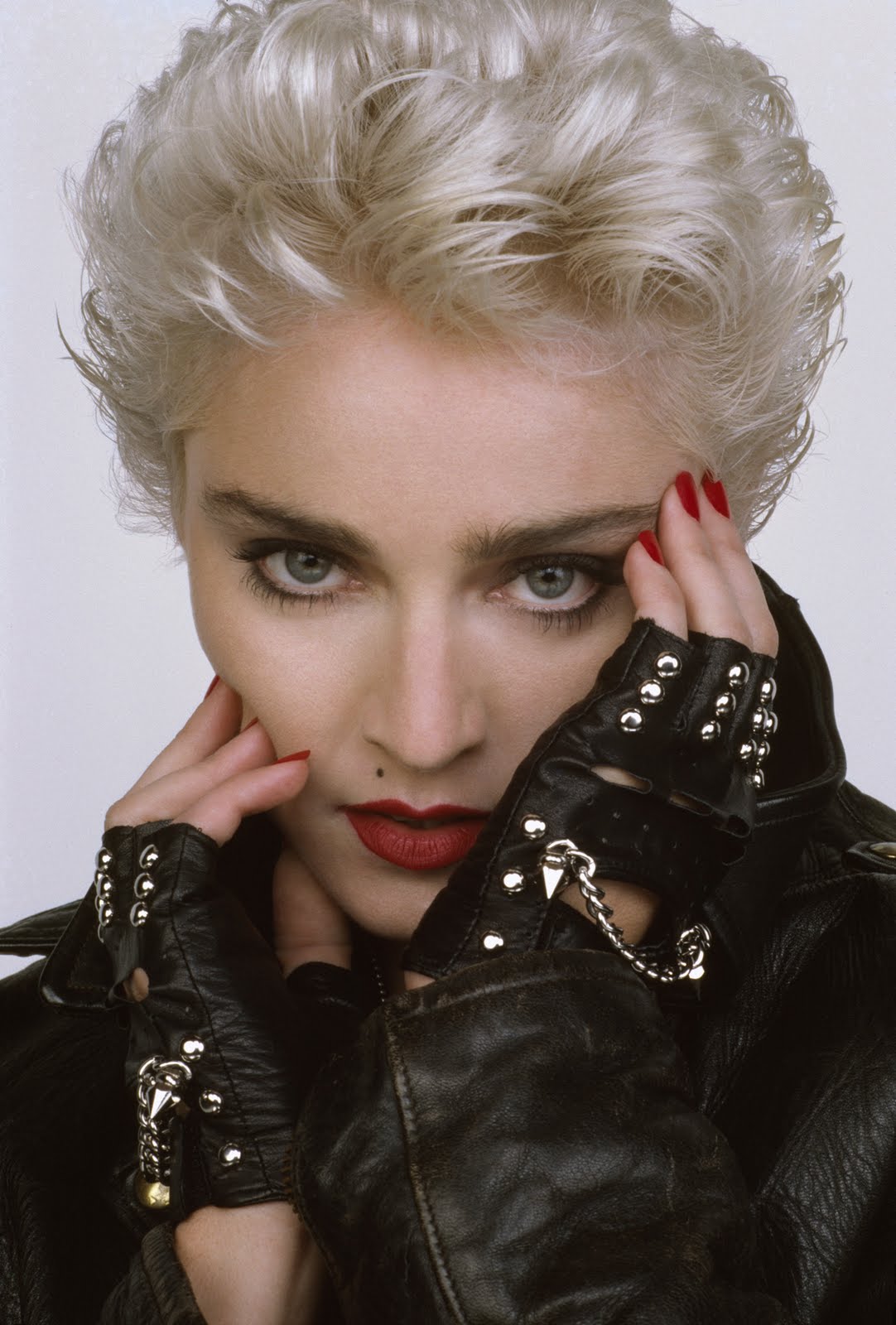 http://3.bp.blogspot.com/_38T64sfKt3Y/S_F38kpdlvI/AAAAAAAAKBQ/joNyZ_zzwgA/s1600/1987_madonna_leather.jpg