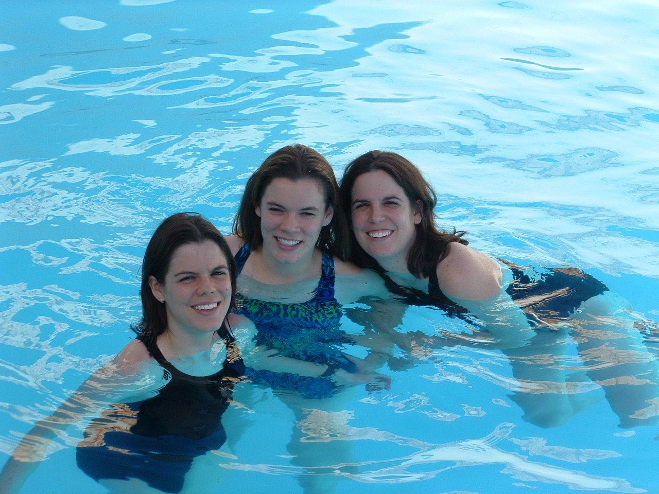 [Sisters+in+pool+2.bmp]