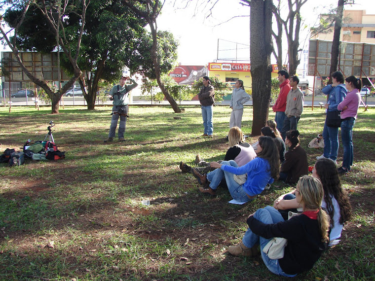 ALUNOS (UNIPAM) DURANTE A AULA SOBRE OS EQUIPAMENTOS UTILIZADOS EM ESCALADA DE ÁRVORES