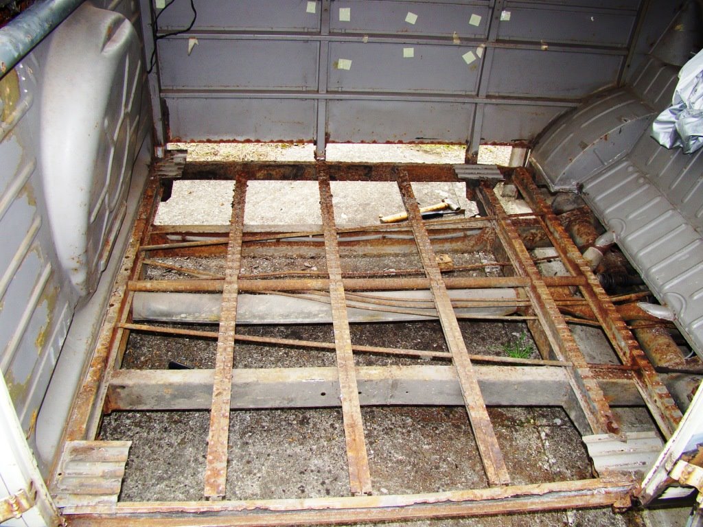[split+screen+chasie+with+cargo+floor+removed.JPG]