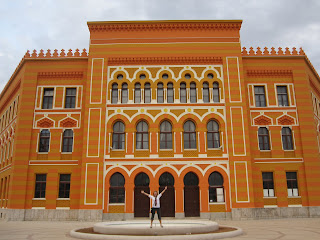 Mostar Gymnasiumin julkisivu 2009