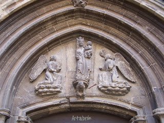 Viana: Detalle de la portada lateral de la Iglesia de Santa María. Plaza de los Fueros