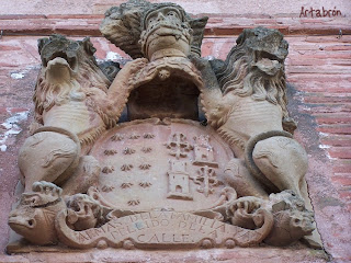 Azofra: Escudo en piedra en la fachada de una casona