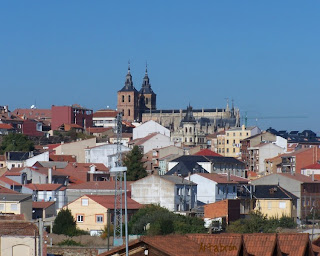 Vista de Astorga desde el paso elevado que salva las vías del tren