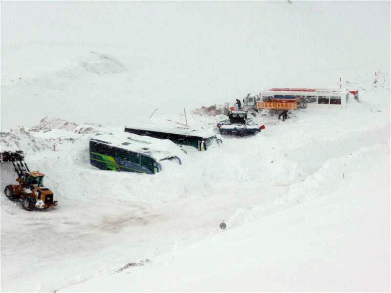 [Astun_alud_aparcamiento_20090306_1.jpeg]