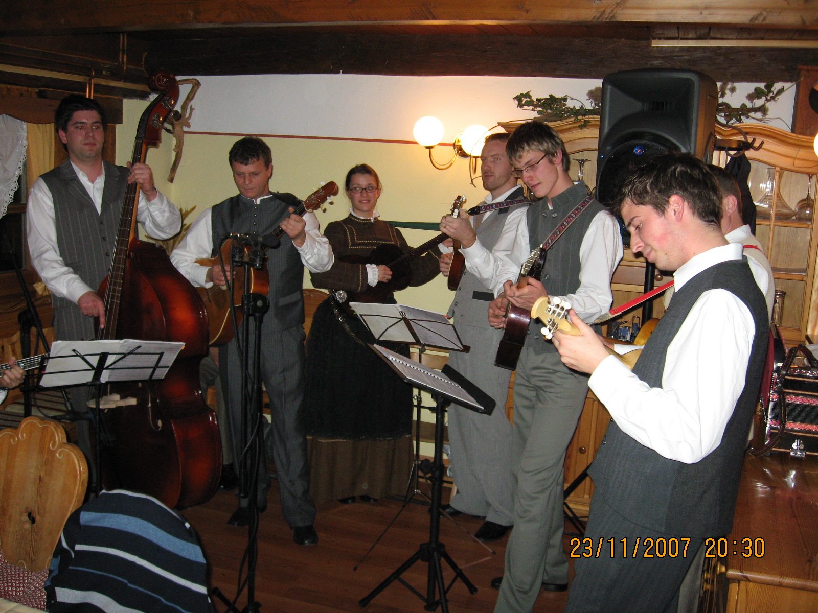 [Tamburaši+koncert+v+Olimju_02.JPG]