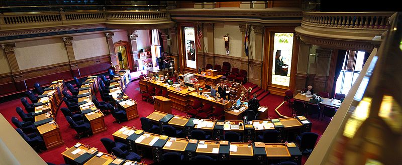 [800px-ColoradoStateCapitolSenateChamber_gobeirne.jpg]