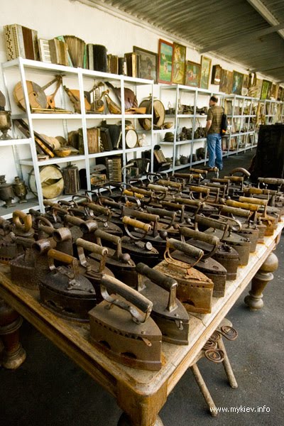 Recyclables collected at the plant collection of antiques.На заводе вторсырья собрали коллекцию .