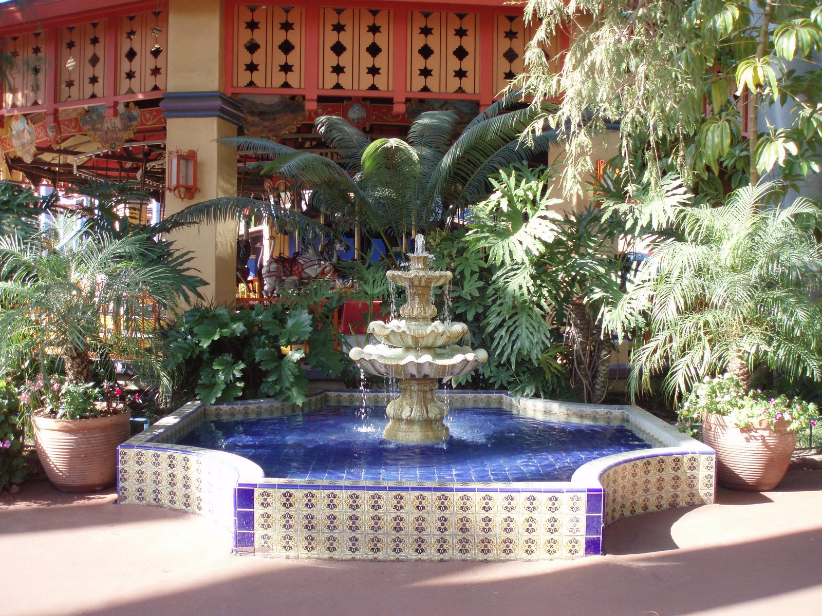 [2+fiesta+fountain.JPG]