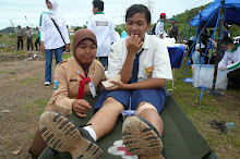 Mereka Sedang Menghibur