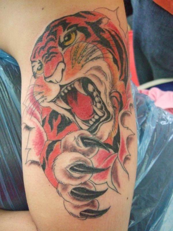 Feathered fan tattoo. Very interesting design. Animal Japanese Tattoos 