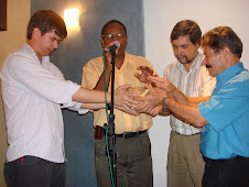 Pastores impondo as mãos sobre os pedidos de oração