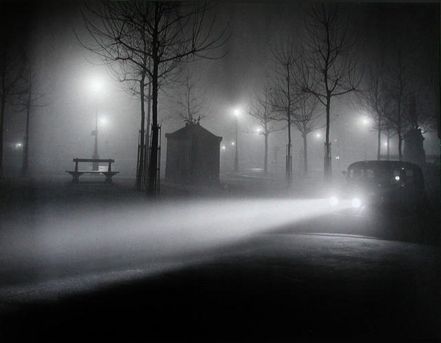 [Bild: 1934-brassai-foggy-paris_l.jpg]