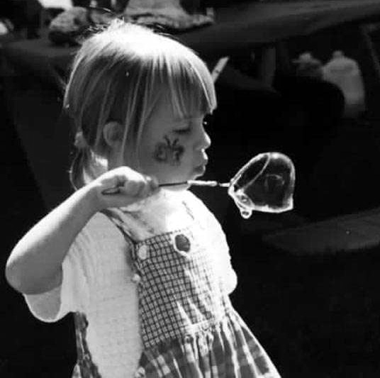 [1020girl20blowing20bubbles20bw.jpg]