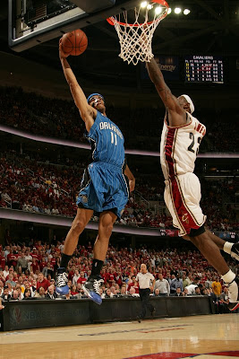 Courtney Lee comes up with the