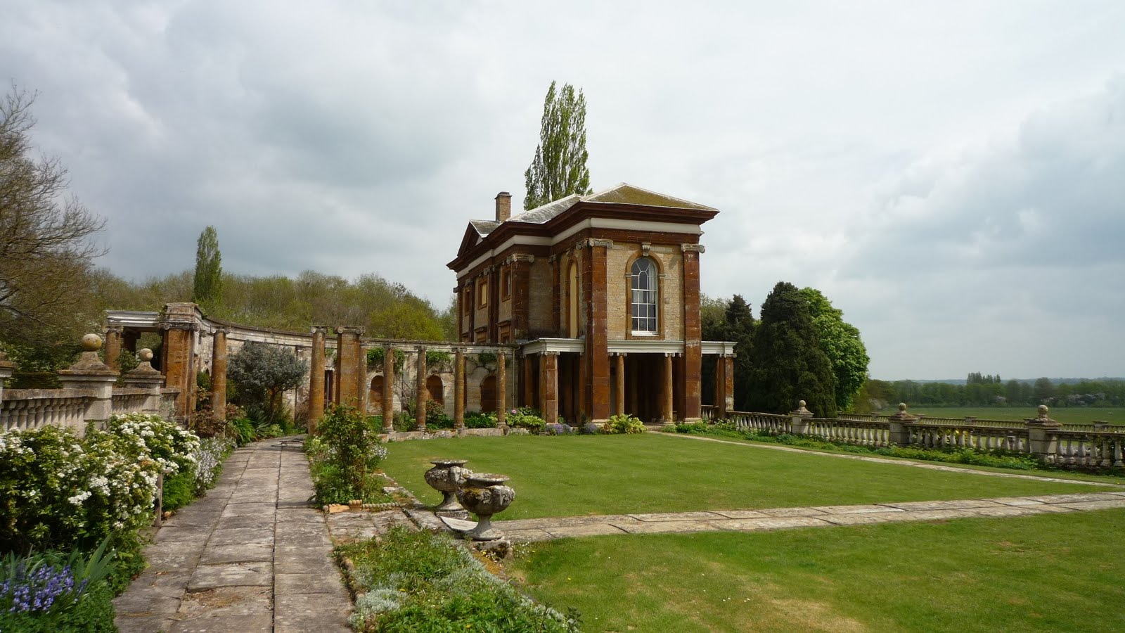 Narrowboat Caxton Walkabout around Stoke Bruerne