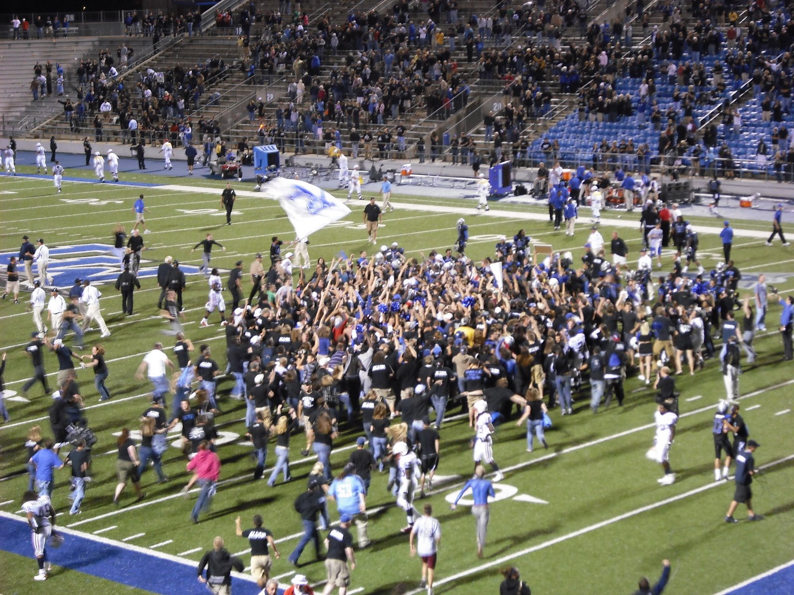 [run+on+the+field+mtsu.JPG]