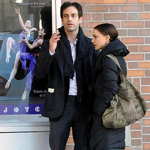 Benjamin Millepied röker en cigarett (eller weed)
