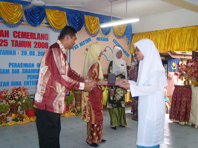 HARI ANUGERAH SMK TROLAK 2008