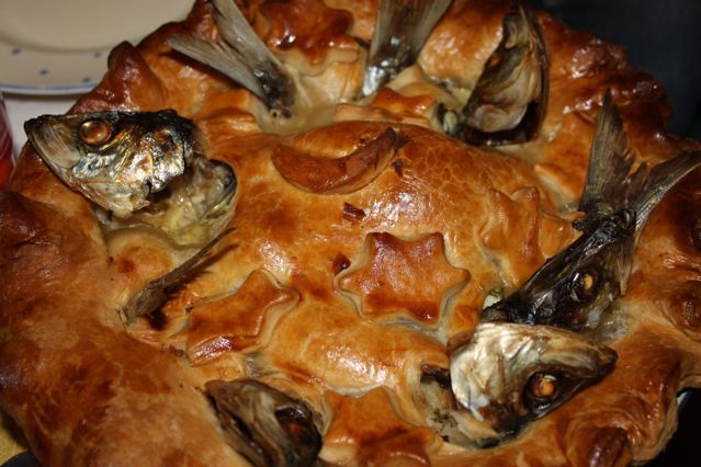 [Stargazy+pie+cooked.jpg]