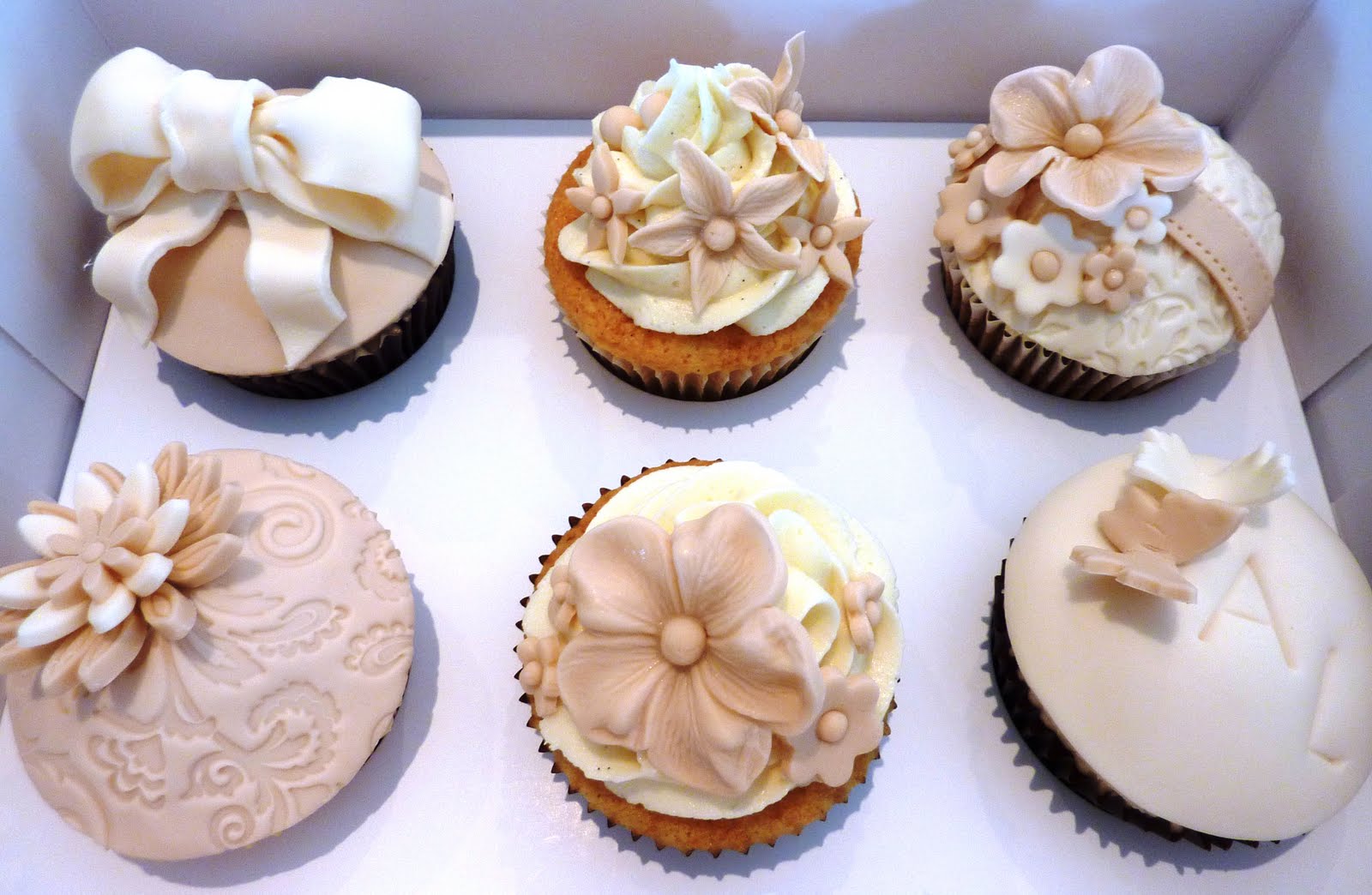 Vanilla Lily Cake Design: Wedding cupcakes