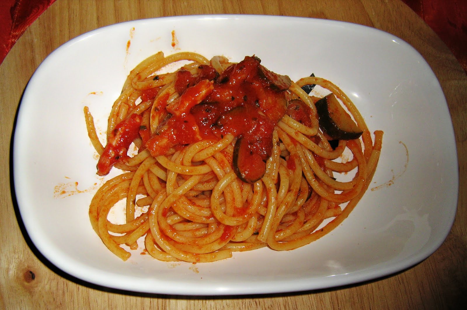 Primi Bucatini all'amatriciana con zucchine
