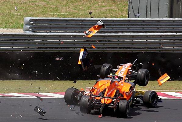 [Yamamoto+contra+Fisichella+Interlagos+2007.jpg]