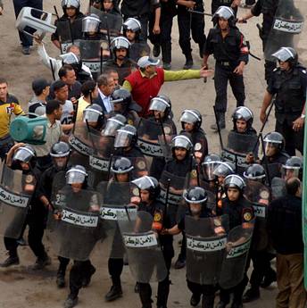 [Polizia+egiziana++contro+gaza+freedom+march.jpg]