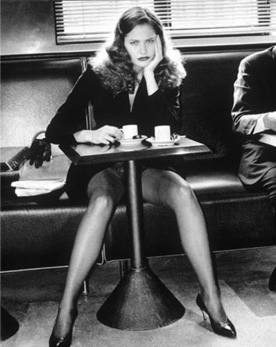 http://3.bp.blogspot.com/_4KlCYUrDkfM/SwuYpref_dI/AAAAAAAAAZA/n1o-6mJpdxs/s640/helmut-newton++bar.jpg