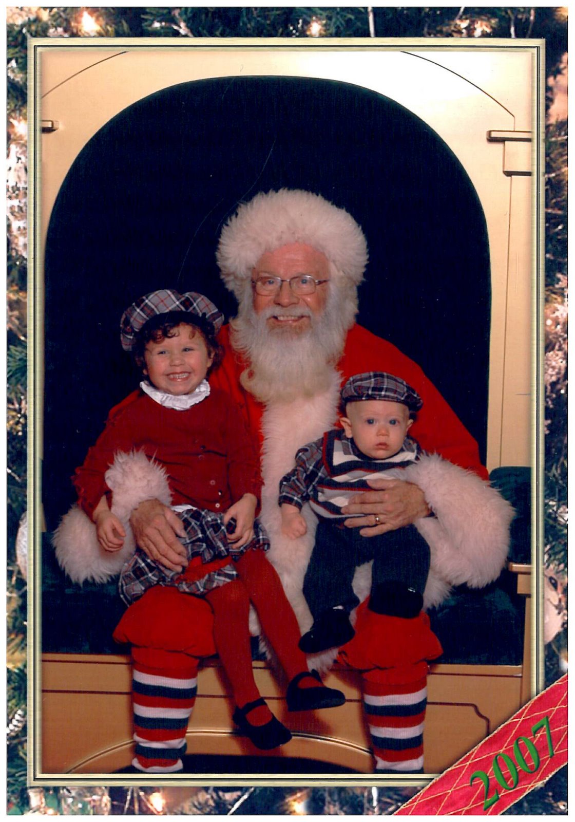 [picture+with+Santa+2007.jpg]
