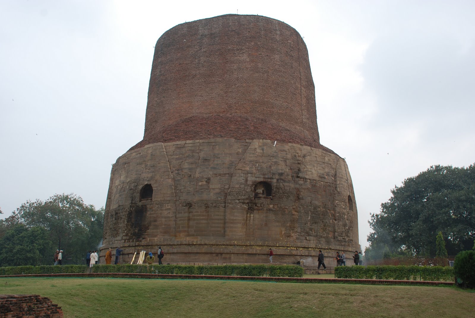 [stupa+Sarnath.JPG]