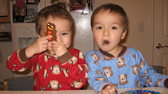 Spencer & Rowan eating gingerbread cookies
