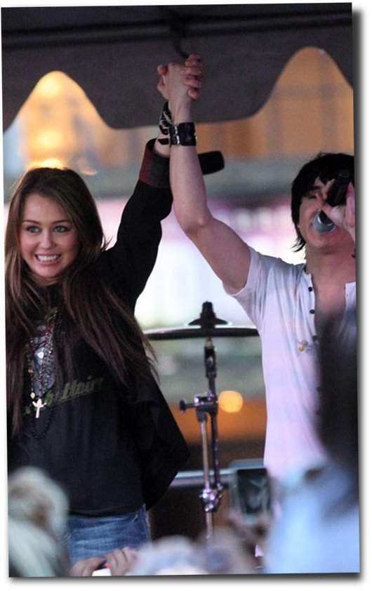 [miley-cyrus-mitchel-musso-the-grove_07.jpg]