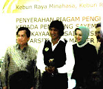 Duta Kebun Raya Indonesia dan LIPI, Ikang Fawzi, bersama Marissa Haque Istrinya 2010