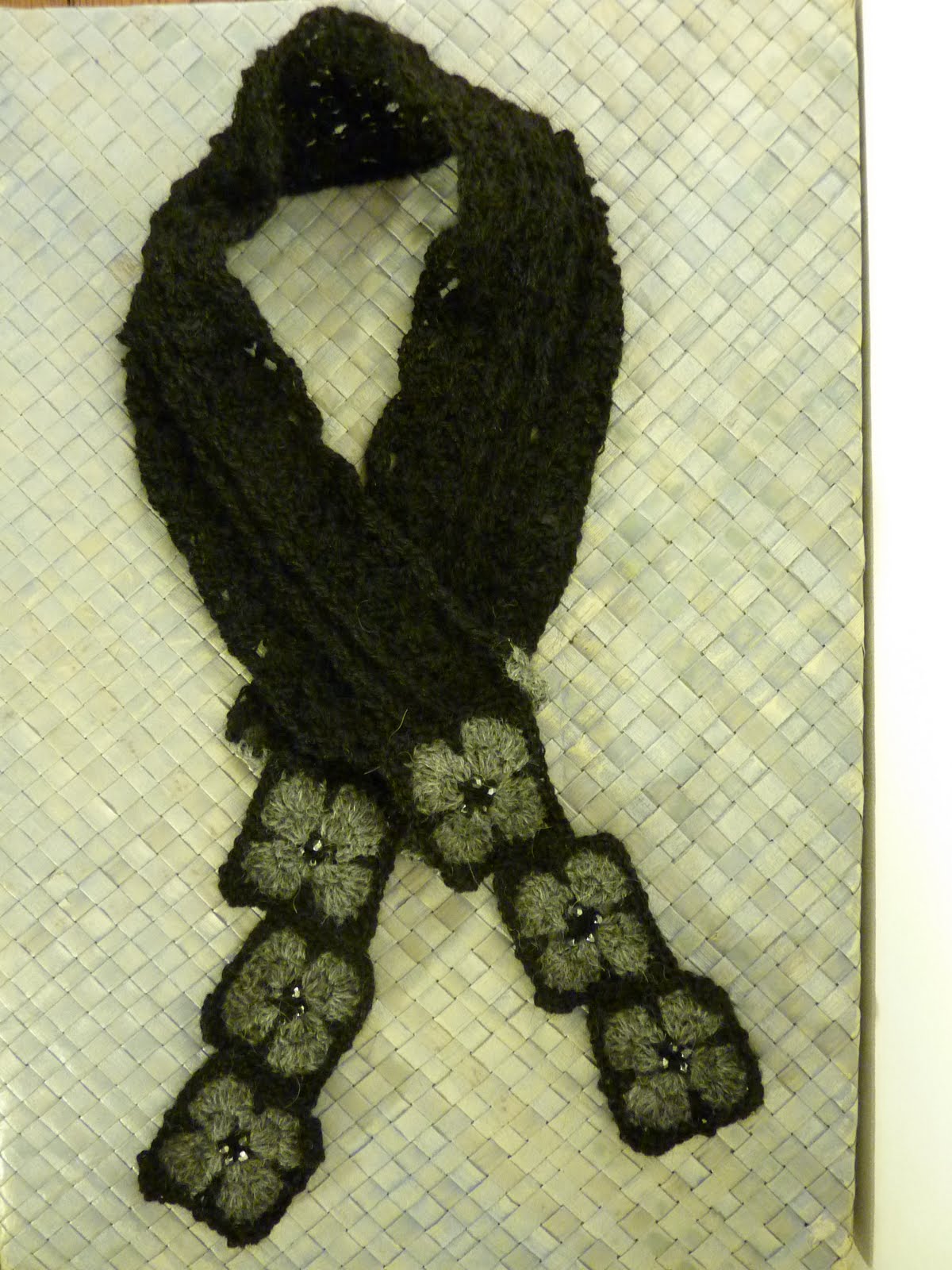 Des Amies Bijoux Yarn Jewelry Flower motif scarf, black and grey