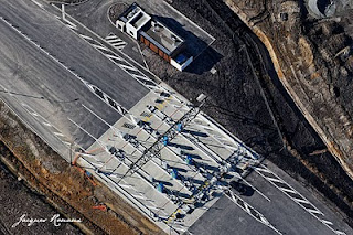 Vue aérienne de la gare de péage A65 à Bazas